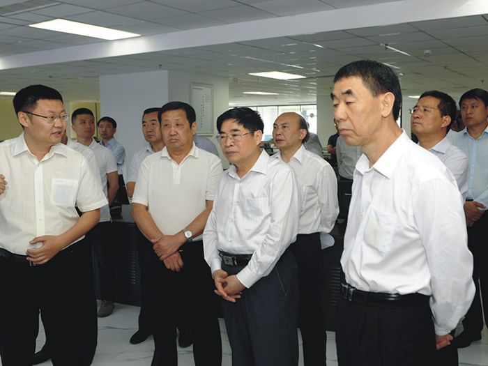 村落工作辅导幼组副组长袁纯清（右二）一行光临万庄园农资买卖平台调查调研